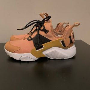 Nike Women's Air Huarache City Low
